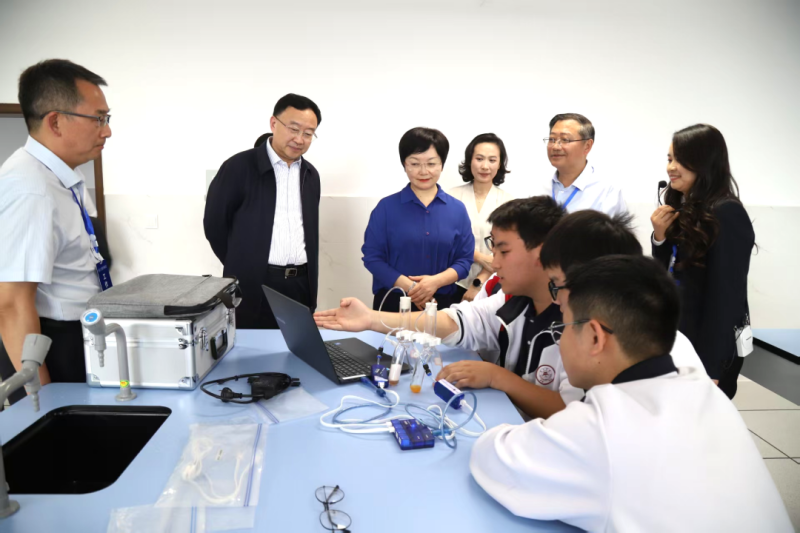 科技赋能成长 智慧点亮未来 | 南充市中小学人工智能教育现场推进会在营山中学成功举办