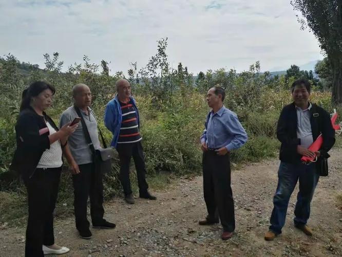 临潼区农林局农民科技教育培训中心深入贫困村开展现场指导技术服务
